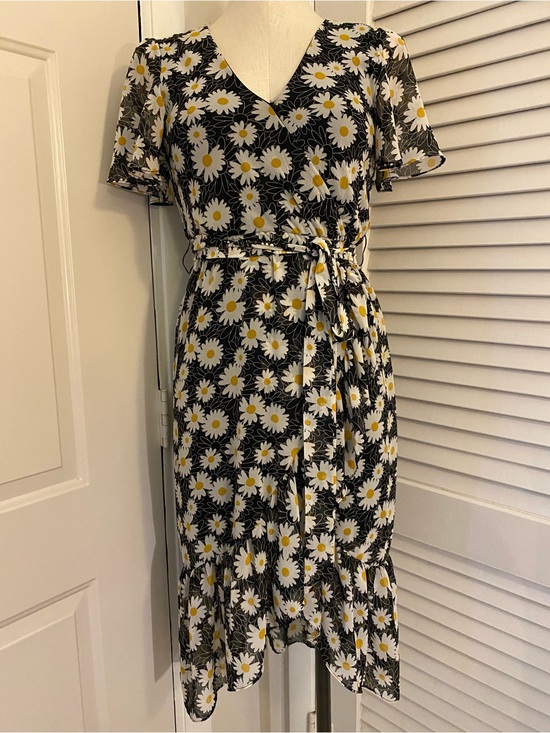 Rewind Dresses & Skirts - Rewind Daisy Print Black and White Wrap Dress- Size XS